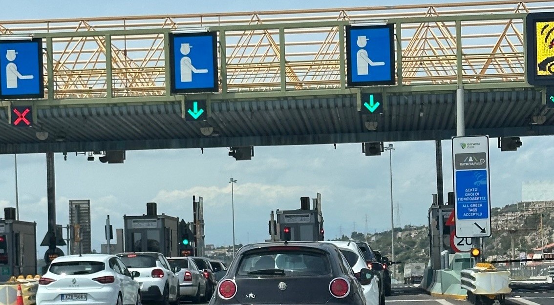 סימון נתיב לתשלום במזומן או באשראי עבור מעבר בכביש אגרה - יוון